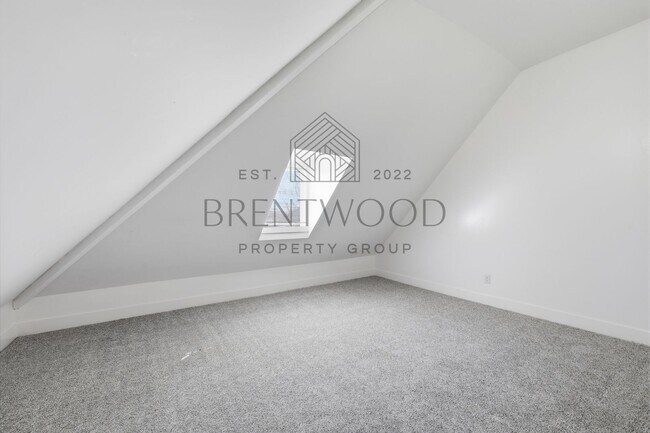 Building Photo - Contemporary 4bed/3bath with Private Yard