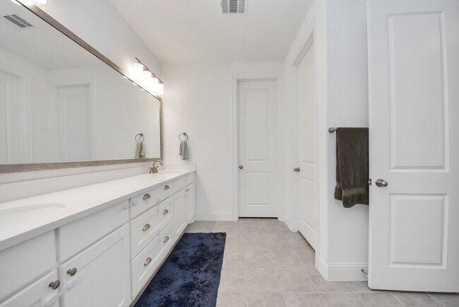 Building Photo - 10018 Knollwood Ln