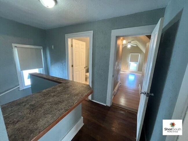 Building Photo - 6 bed 2 bath Single Family Home