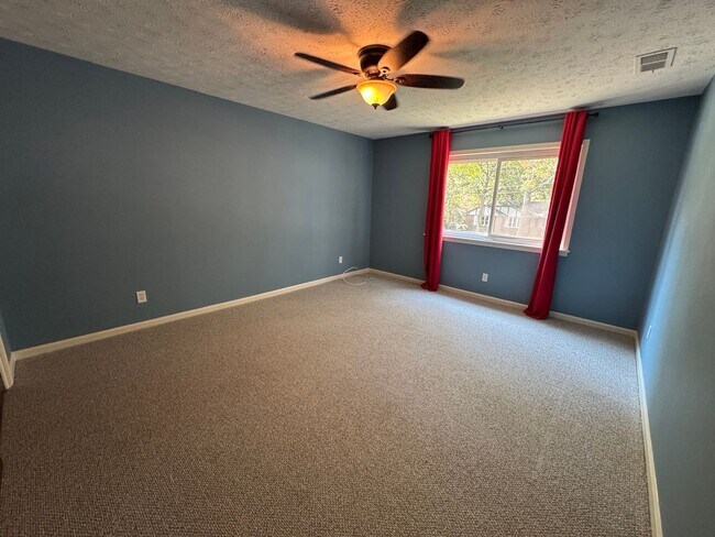 Building Photo - Spacious 3/2.5 House in Twickenham Estates...