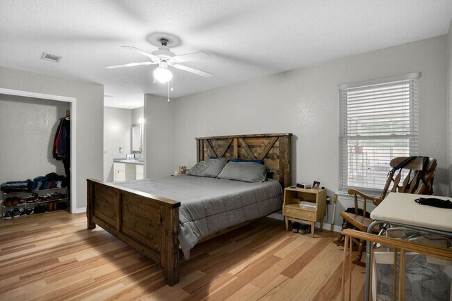 Building Photo - Featuring 3 spacious bedrooms and 2 full bathrooms, this residence blends comfort, style, and con...
