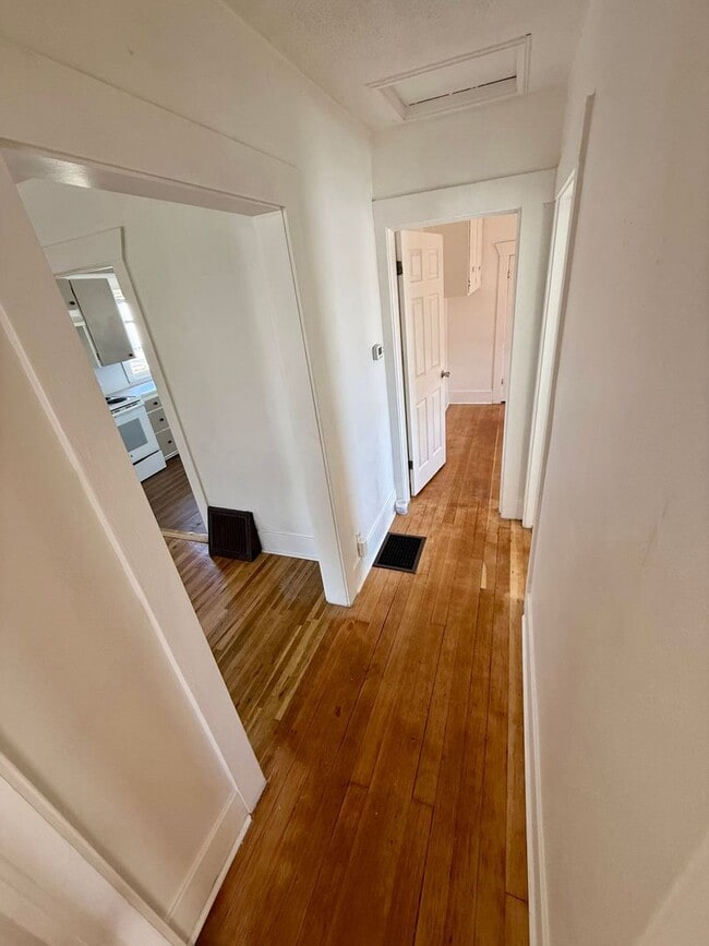 Building Photo - Charming 2-Bedroom, 1-Bathroom House for R...