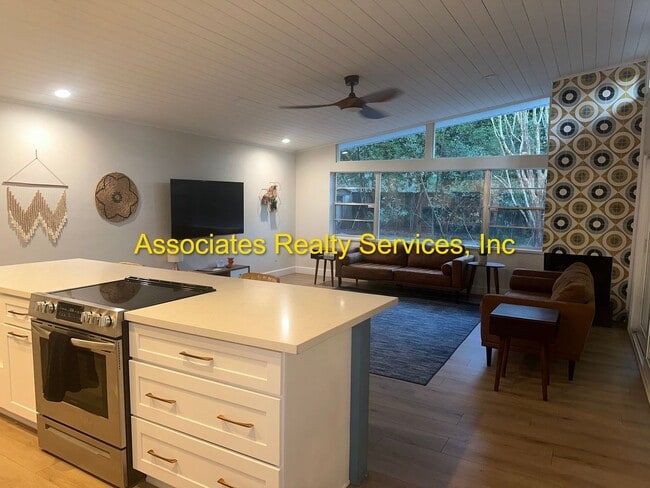 Building Photo - 3 Bed/2 Bath Spacious Home in Mason Manor! Screened Porch and Fenced Backyard!!!