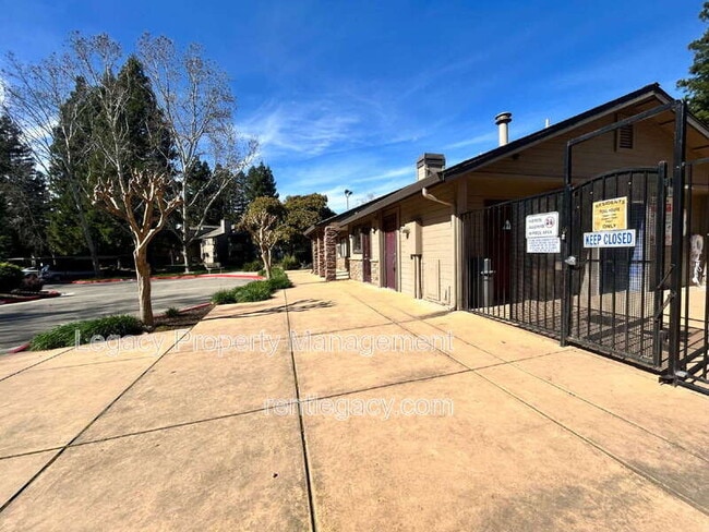 Building Photo - 3715 Tallyho Dr