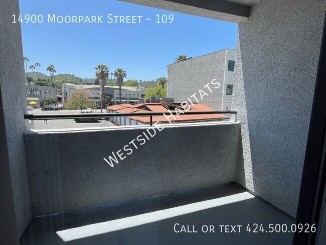 Building Photo - 14900 Moorpark St