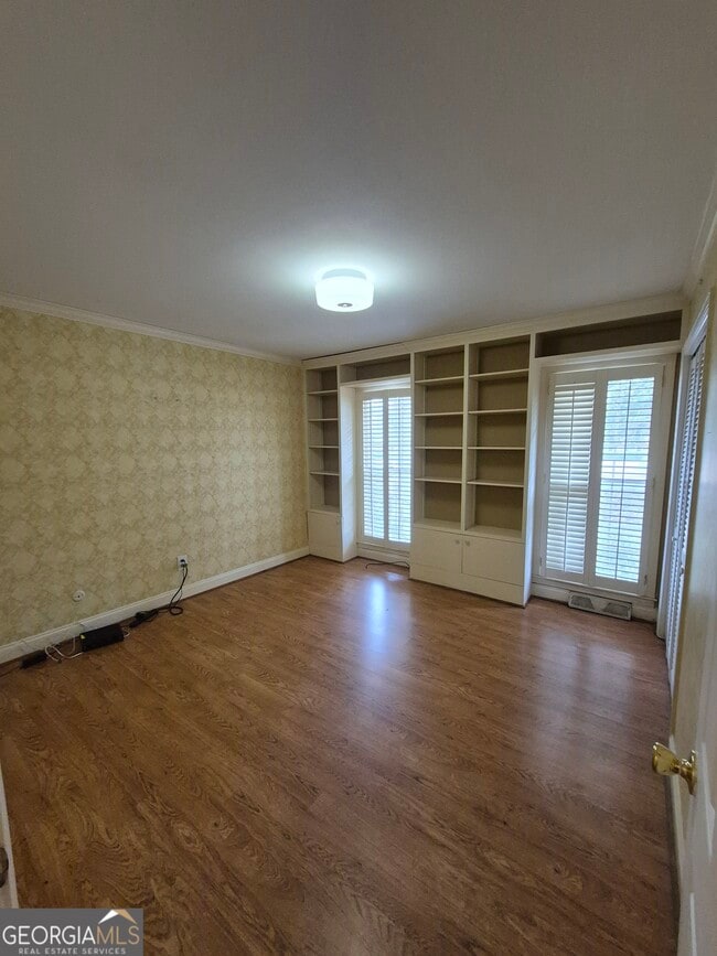 Building Photo - 930 Hill Pl