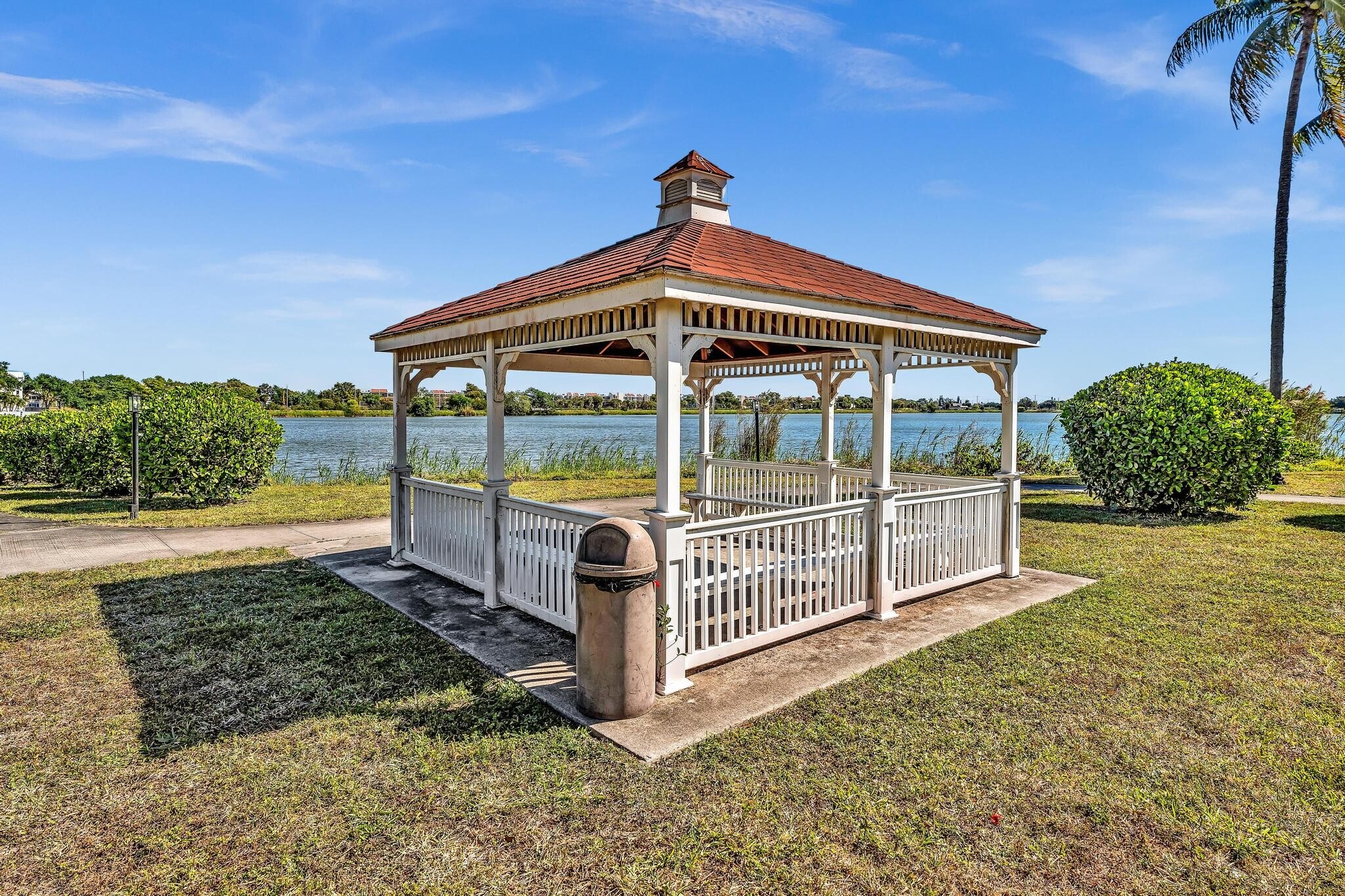 Building Photo - 2820 N Oakland Forest Dr