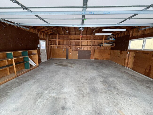 Building Photo - 330 Silver Ct