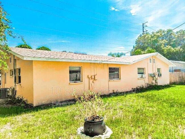 Building Photo - 972 San Christopher Dr