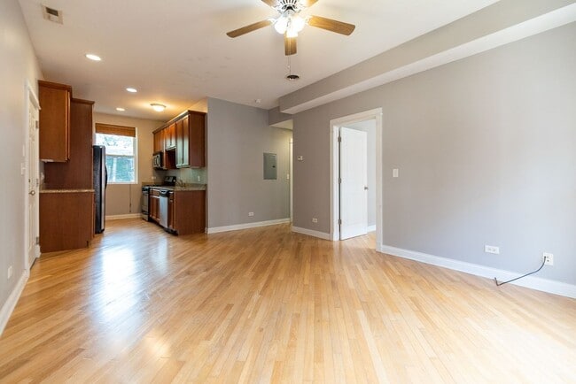 Building Photo - Available 9/1 - Bright 2-bed 1-Bath condo ...