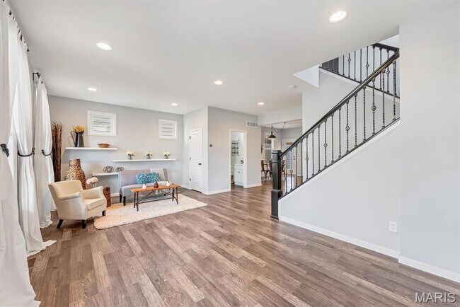 Building Photo - 5044 Arpent St