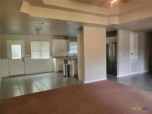 Building Photo - 136 Royal Crest Cir