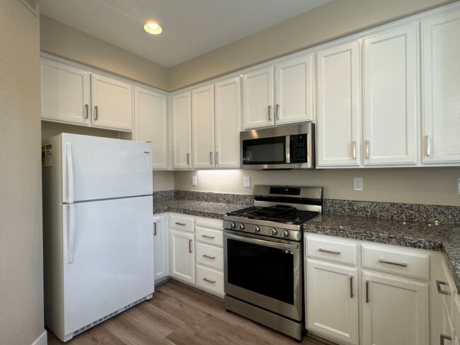 Building Photo - NEWLY RENOVATED, VERY CLEAN 5 BED, 3 BATH,...