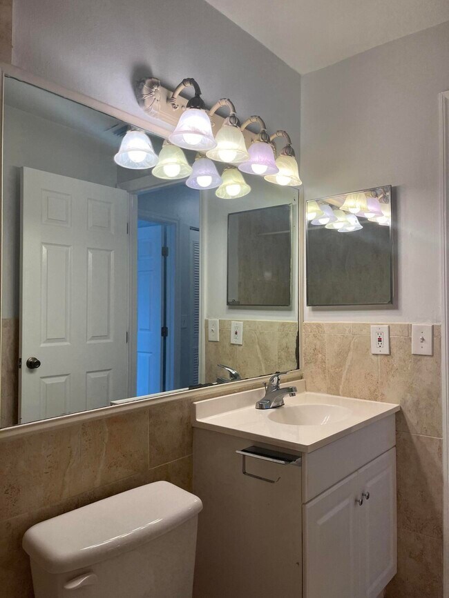 Building Photo - 796 Hill Dr