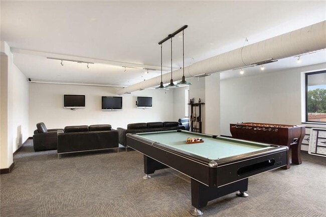 Building Photo - 700 E 8th St