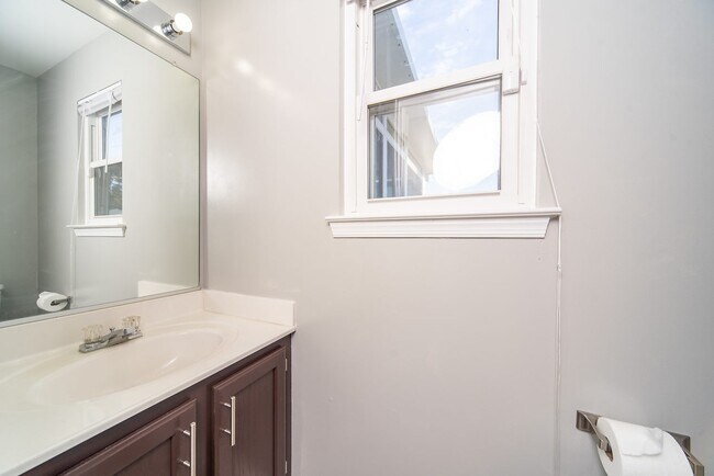 Building Photo - Beautiful 3 bed/ 2.5 bath home in Deep Creek