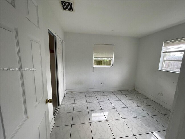 Building Photo - 5751 SW 38th Ct