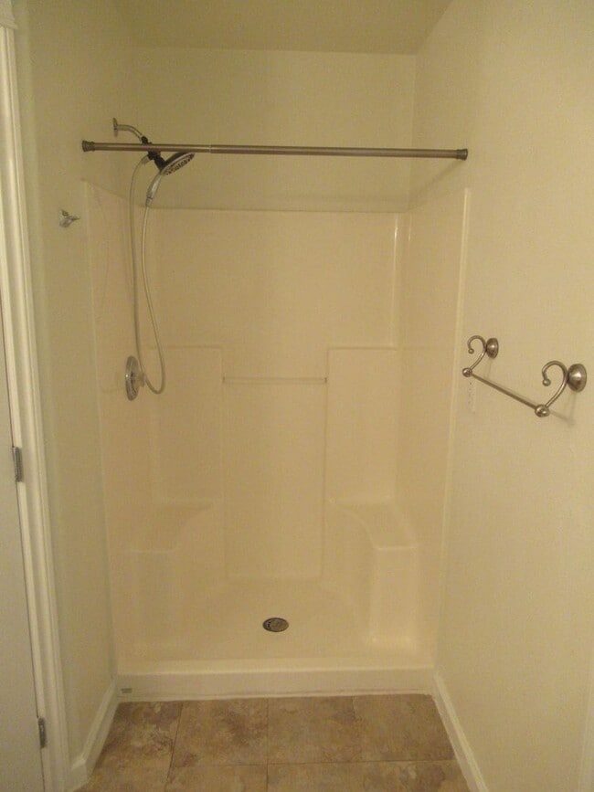 Building Photo - Large 4 Bedroom South