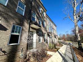 Building Photo - 2 Bedroom, 2.5 Bathroom in Royall Townes