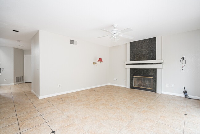 Building Photo - 9244 Calle De Vista Oeste