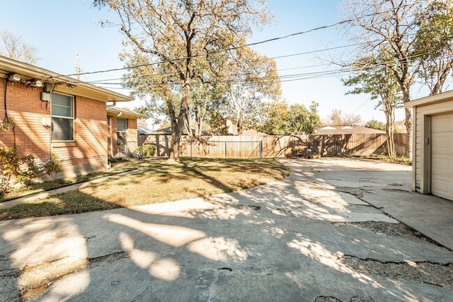 Building Photo - 6556 St Moritz Ave