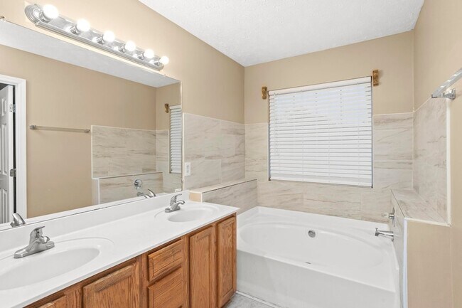 Building Photo - 1604 Overcreek Ct