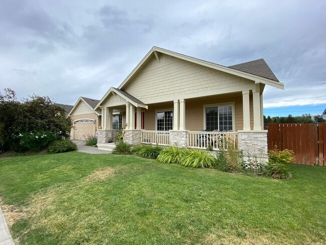 Building Photo - Large 3 Bed Home with Office, Fenced Yard, and Lawn Service!