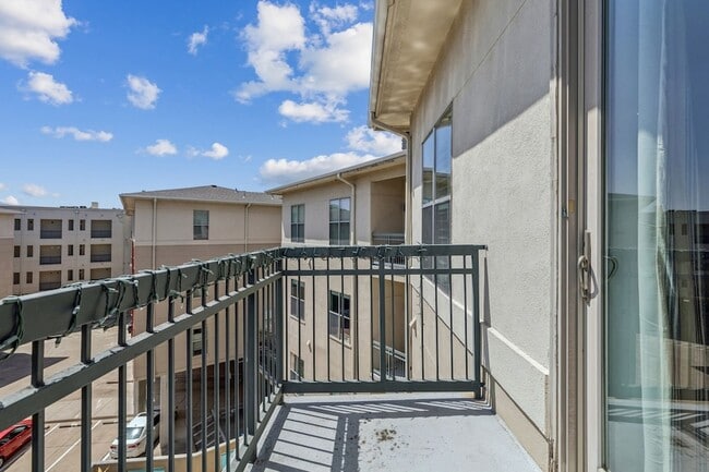 Building Photo - 2950 McKinney Ave