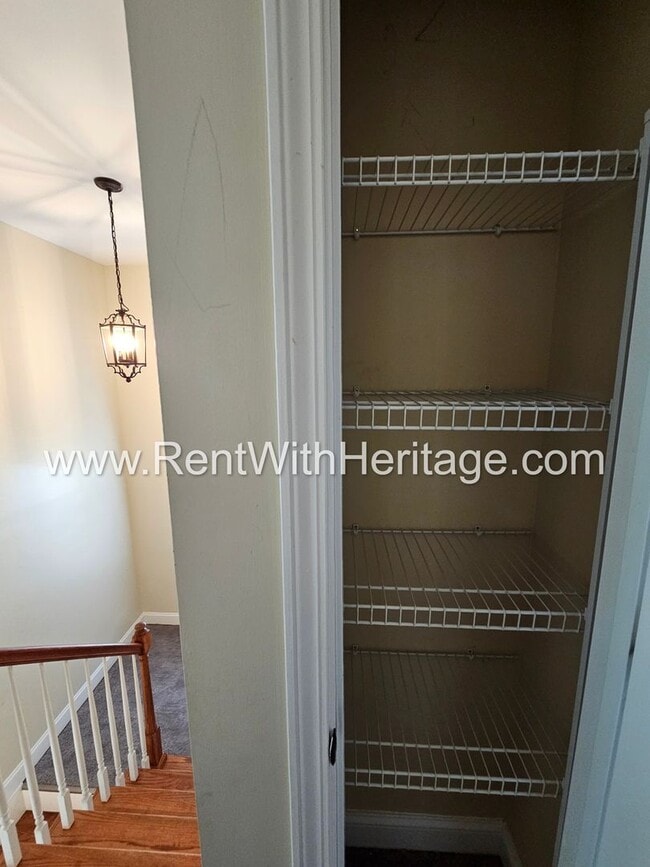 Building Photo - Amazing 4 Bedroom/ 3 Bath Home / Attention...