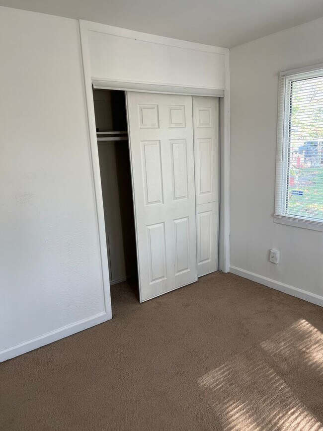 Building Photo - Spacious home - Great location!