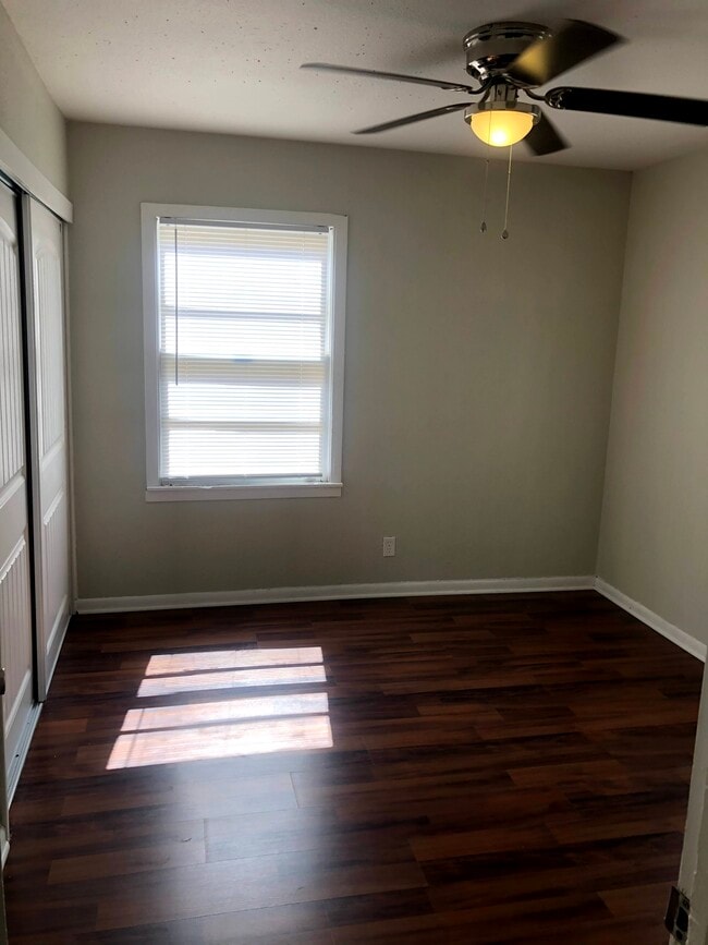 Building Photo - 611 McEwen St