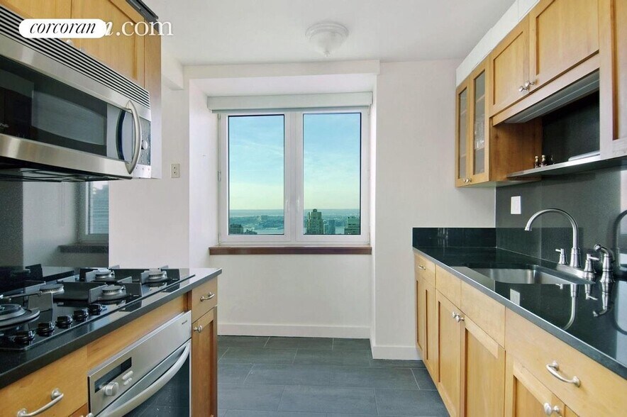 Building Photo - 425 5th Ave