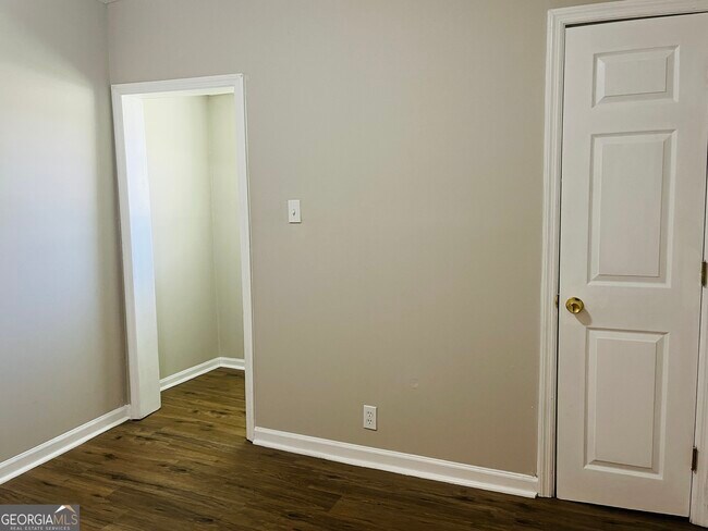 Building Photo - 900 Park Ave