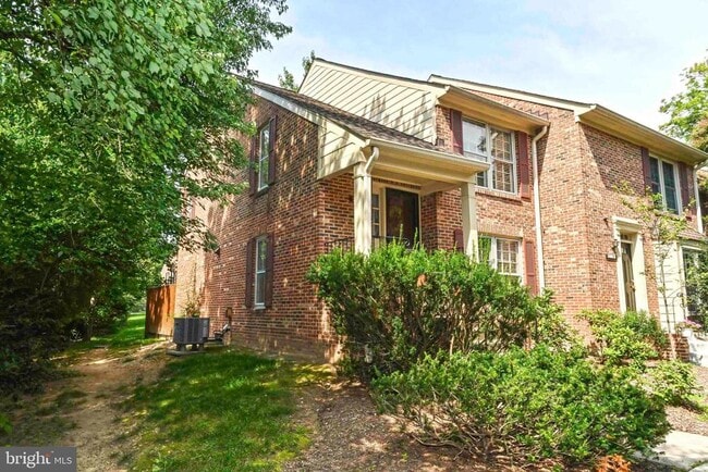 Building Photo - 2406 S Walter Reed Dr