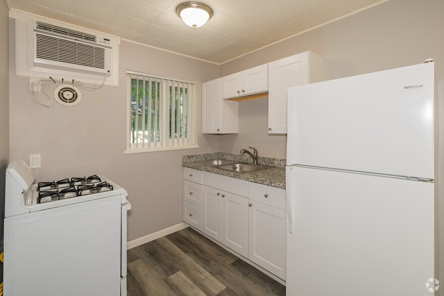 1BR, 12BA - 540SF - Kitchen - Sunset Crossing