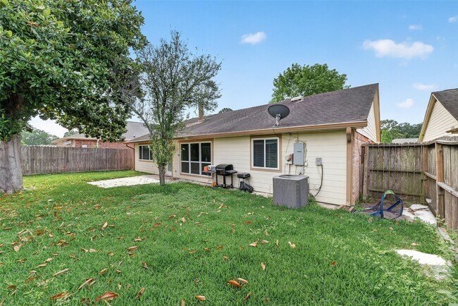 Building Photo - 15806 Pfeiffer Dr