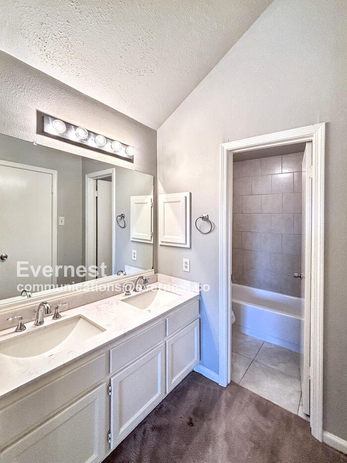 Building Photo - 2038 Woodland Hills Dr