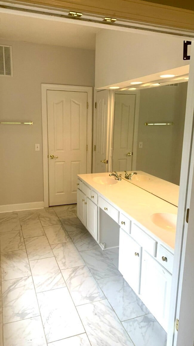 Building Photo - 11106 Knight Castle Dr