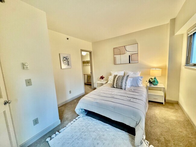 Building Photo - $500 Off First Month's Rent!!!! Charming One-Bedroom near Downtown Seattle!!!