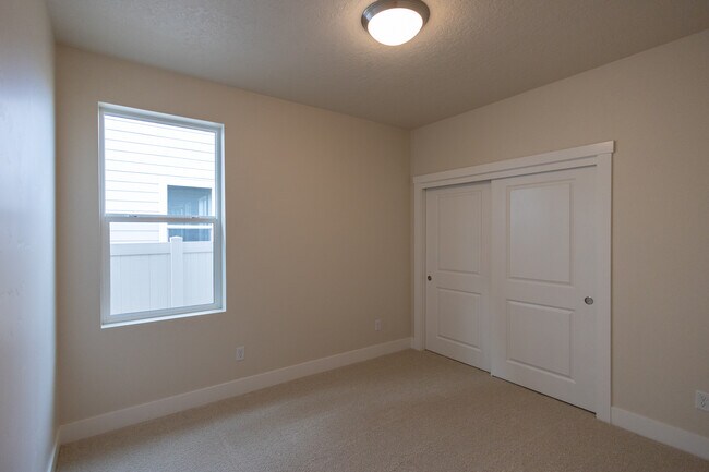 Building Photo - 5558 W Aralia Dr