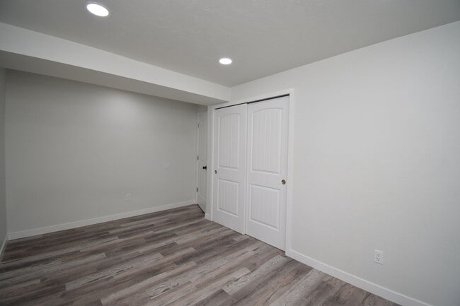 Building Photo - Newly Remodeled Magna Gem with New Appliances & Easy Freeway Access!!
