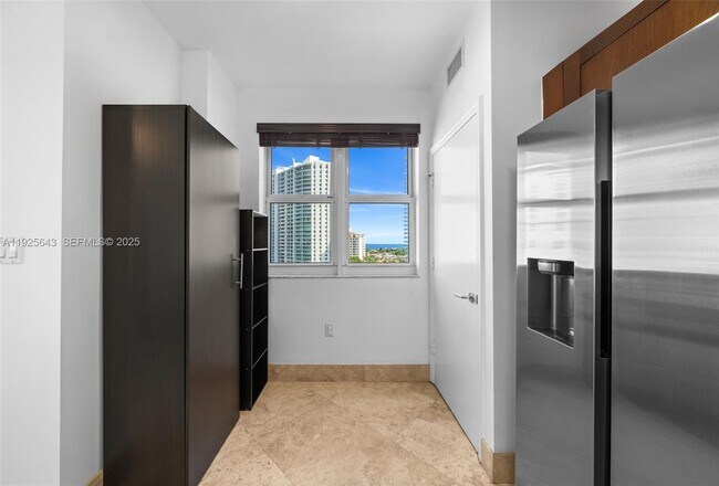 Building Photo - 19900 E Country Club Dr