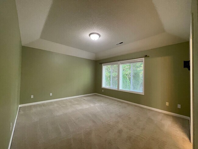 Building Photo - 5 Bed 2.5 Bath + a Den in Tigard/Bull Mountain - Solar Panels, Central A/C and More!