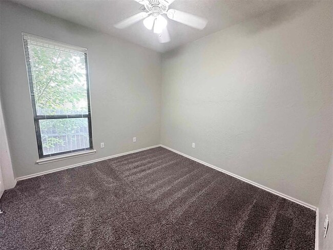 Building Photo - 10000 Shadowview Dr