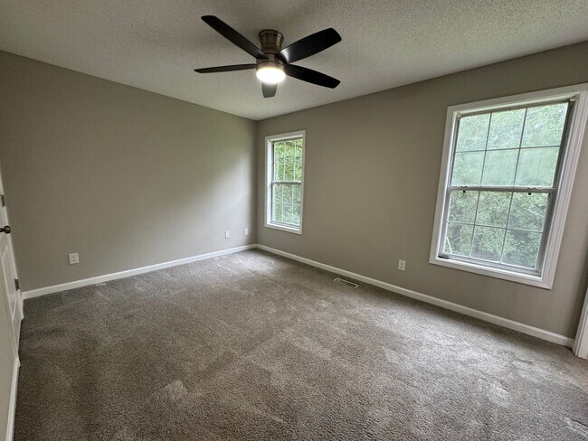 Building Photo - 3 Bedroom 2 Bath Split Level w/ Bonus Room...