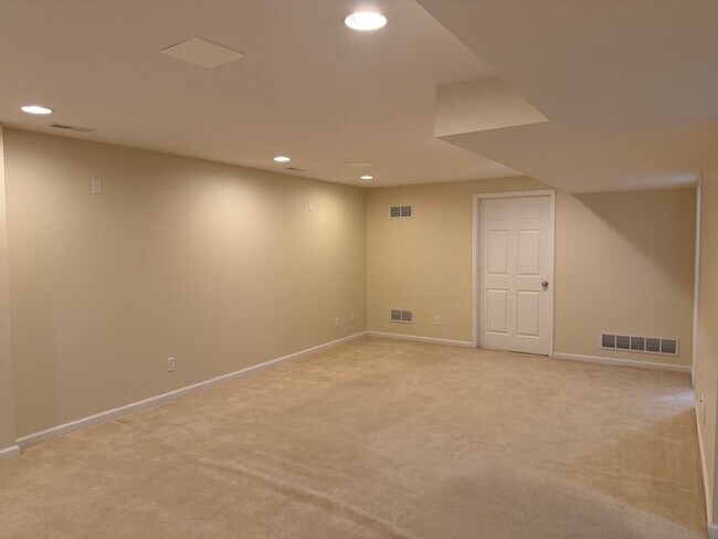 Building Photo - Rockwood Schools 3 Bedroom 2 full baths and 2 half Baths