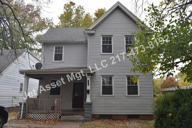 Primary Photo - 4 bed, 2 bath HOUSE For Rent