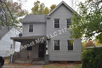 Building Photo - 4 bed, 2 bath HOUSE For Rent