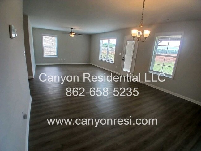 Building Photo - MUST SEE Fantastic 4BR 2/5 BA near everyth...