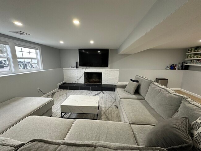 Building Photo - 456 Parsonage St